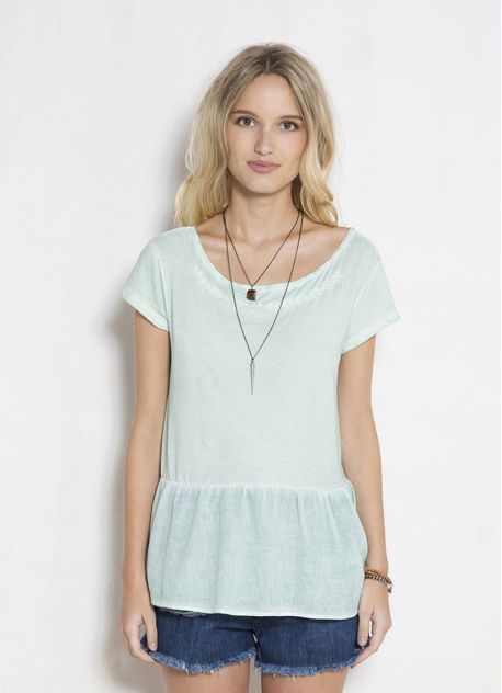 112905_0002_1_M_BLUSA-AMPLA-BORDADO-GOLA