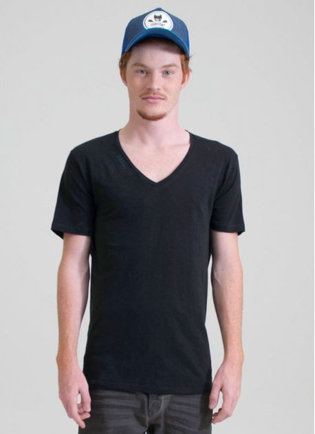 108959_001_1_M_T-SHIRT-GOLA-V-BASICA-BOLSINHO-OUTONO