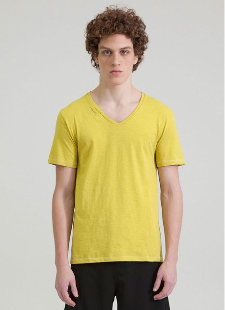 108959_0393_1_M_T-SHIRT-GOLA-V-BASICA-BOLSINHO-OUTONO