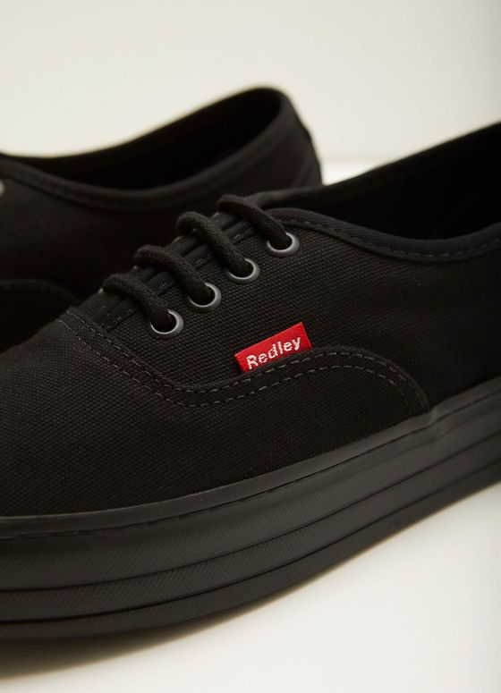 tenis preto baixinho