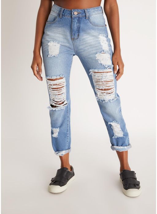 calça feminina boyfriend em jeans com rasgos