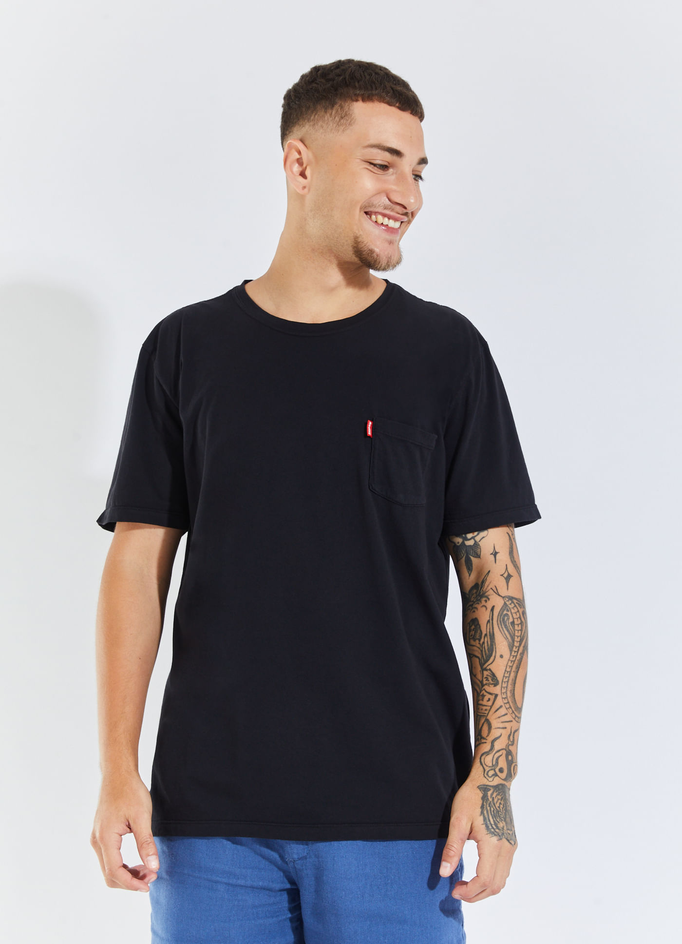 T-shirt básica bolsinho preto
