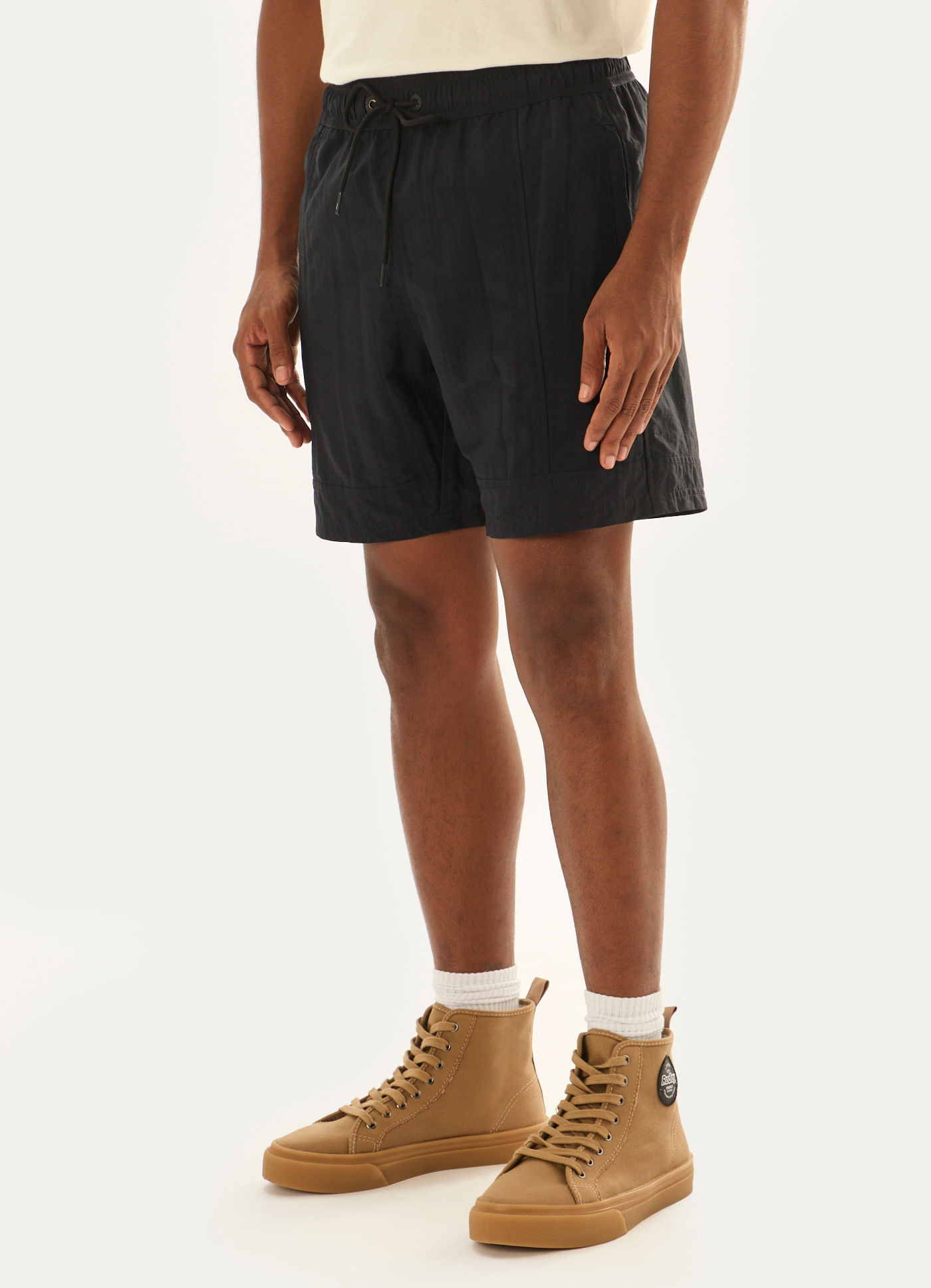Short elástico recortes preto