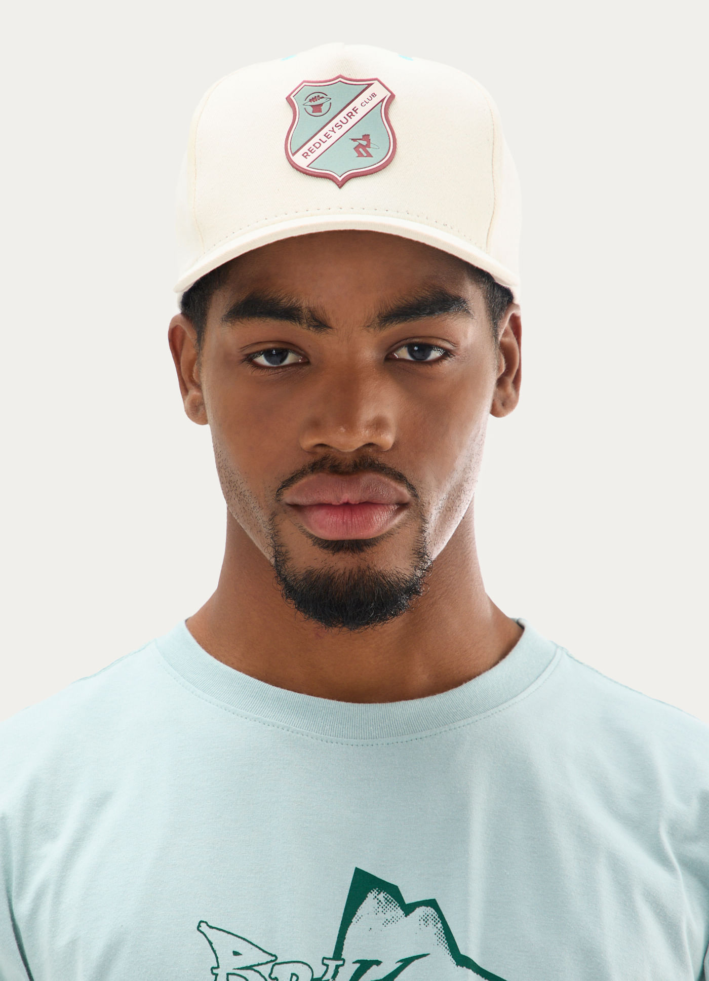 Boné trucker brasão areia