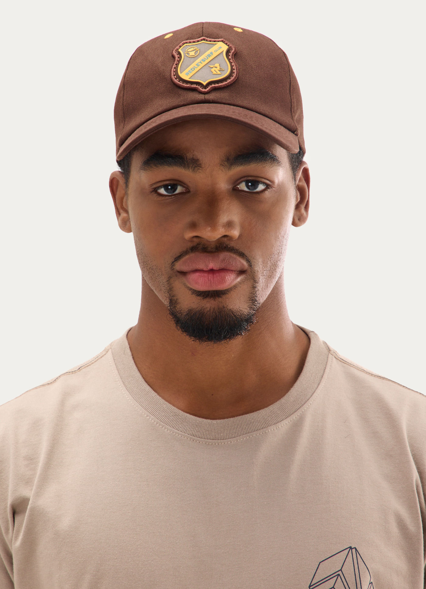 Boné trucker brasão marrom