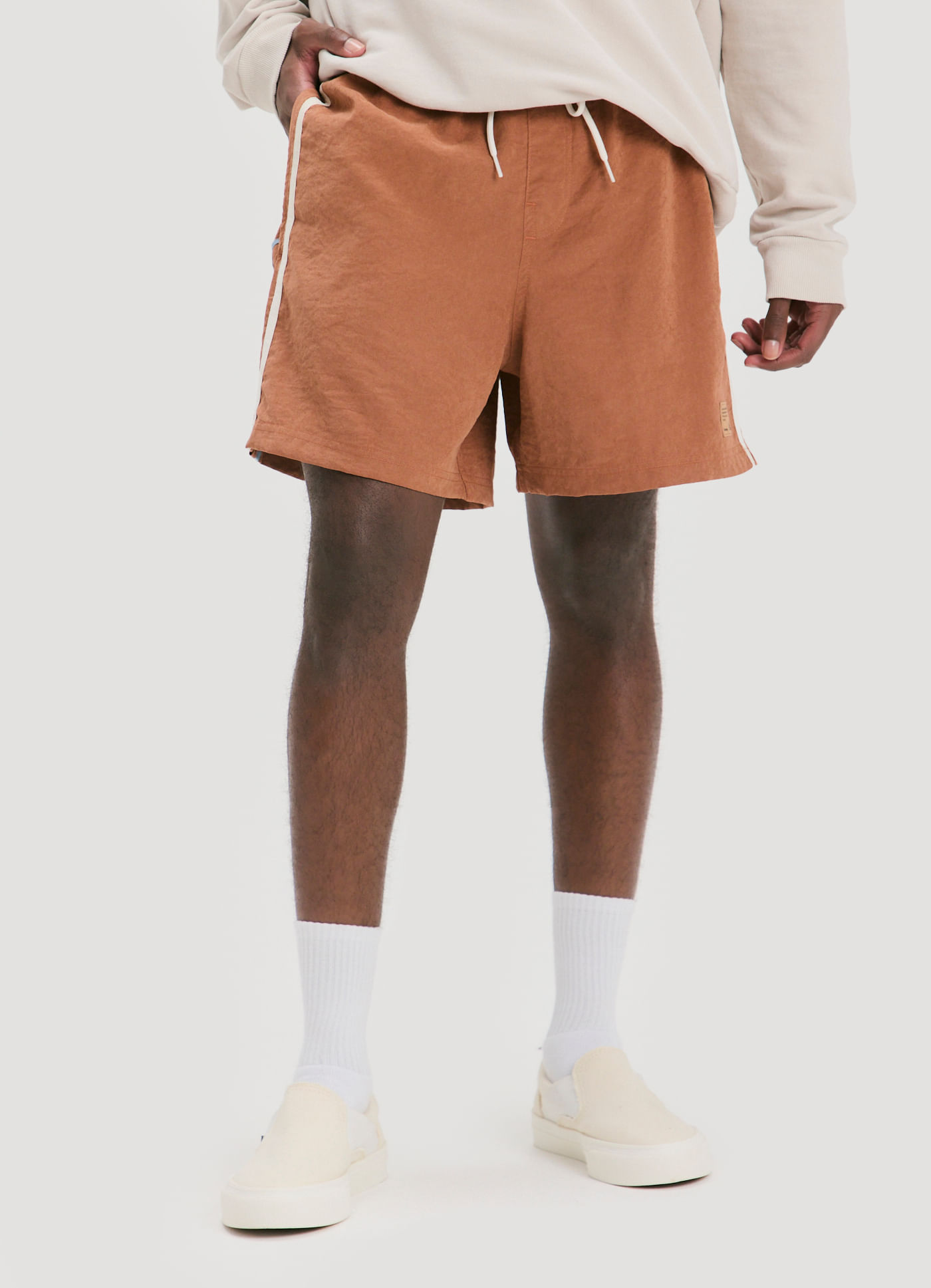 Short elástico listra marrom