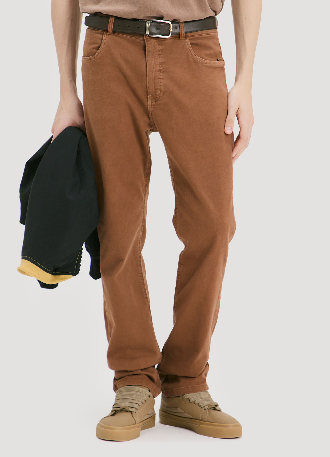 Calça sarja bolso duplo marrom